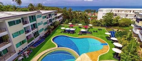 2 albercas al aire libre