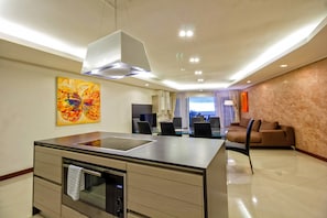 Caja de seguridad en la habitación, muebles diferentes y escritorio 