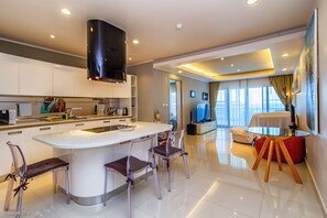 Cobertura real, 2 quartos, suíte, de frente para o oceano | Cofres nos quartos, individualmente mobiliados, escrivaninha