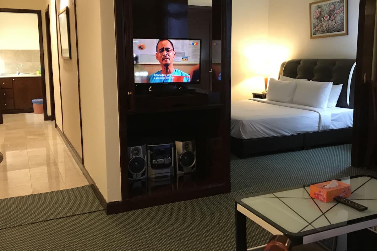 Superior Apartment | Premium bedding, in-room safe, desk, soundproofing