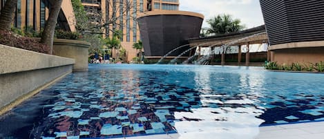 Piscine extérieure, chaises longues