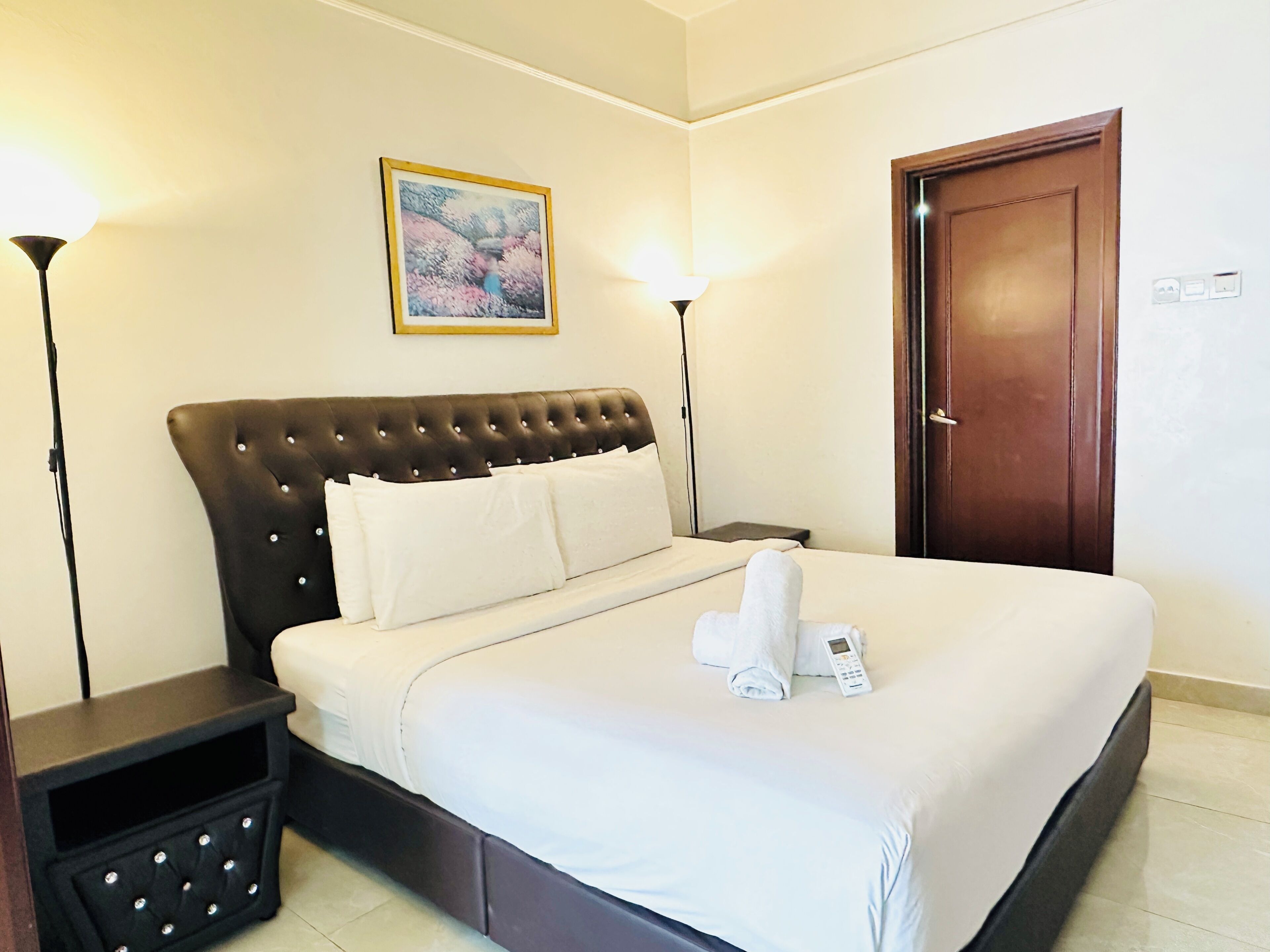 Premium Studio Apartment with City View | Premium bedding, in-room safe, desk, soundproofing