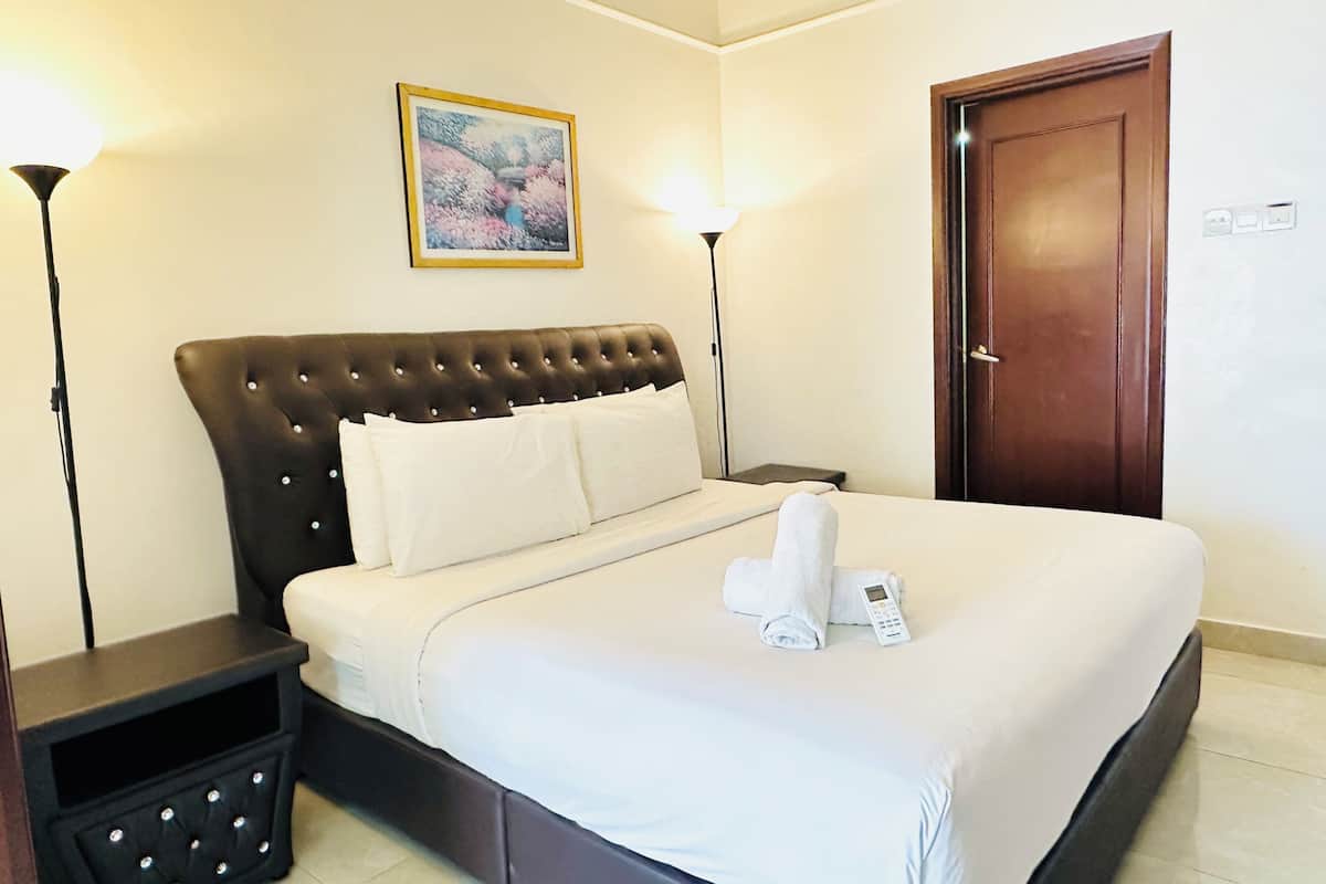 Premium Studio Apartment with City View | Premium bedding, in-room safe, desk, soundproofing