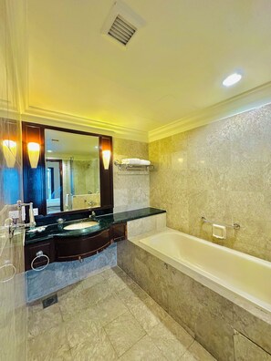 Baignoire et douche séparées, baignoire profonde, douche cascade