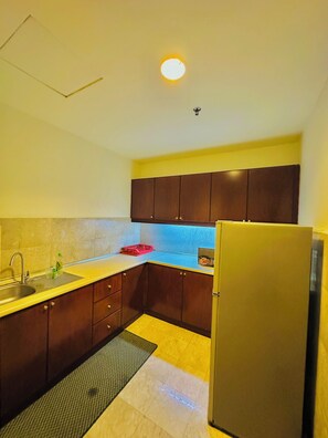 Appartement Deluxe, 2 chambres | Cuisine privée | Réfrigérateur, four à micro-ondes, lave-vaisselle, bouilloire électrique