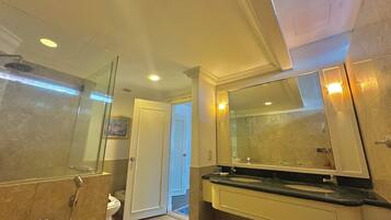 Deluxe Apartment 2 Bedroom City View | Bathroom | Separate tub and shower, deep soaking tub, rainfall showerhead