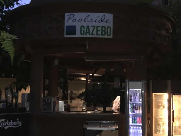 Bar à beira da piscina