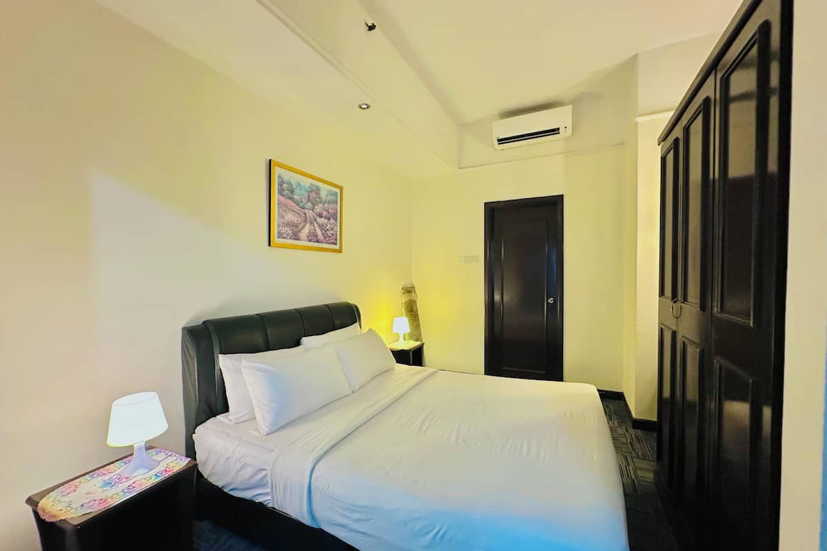 Deluxe Apartment, 2 Bedrooms | Premium bedding, in-room safe, desk, soundproofing