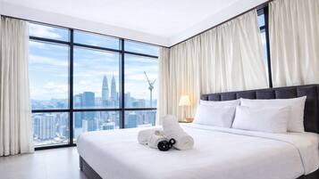 Deluxe Apartment, 2 Bedrooms | Peralatan tempat tidur premium, peti besi dalam bilik, meja