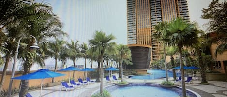 Piscine extérieure, chaises longues