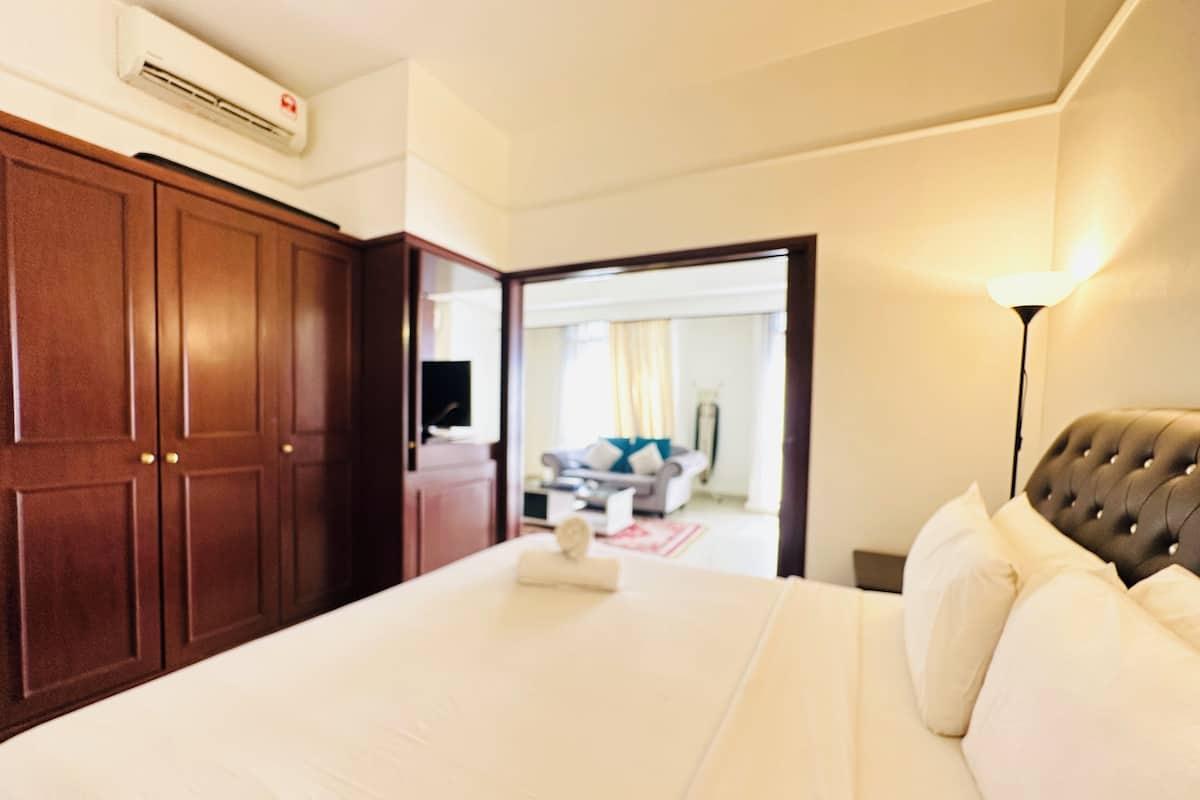 Superior Apartment with City View | Bathroom | Separate tub and shower, deep soaking tub, rainfall showerhead