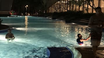 Kolam renang outdoor, dengan kursi berjemur