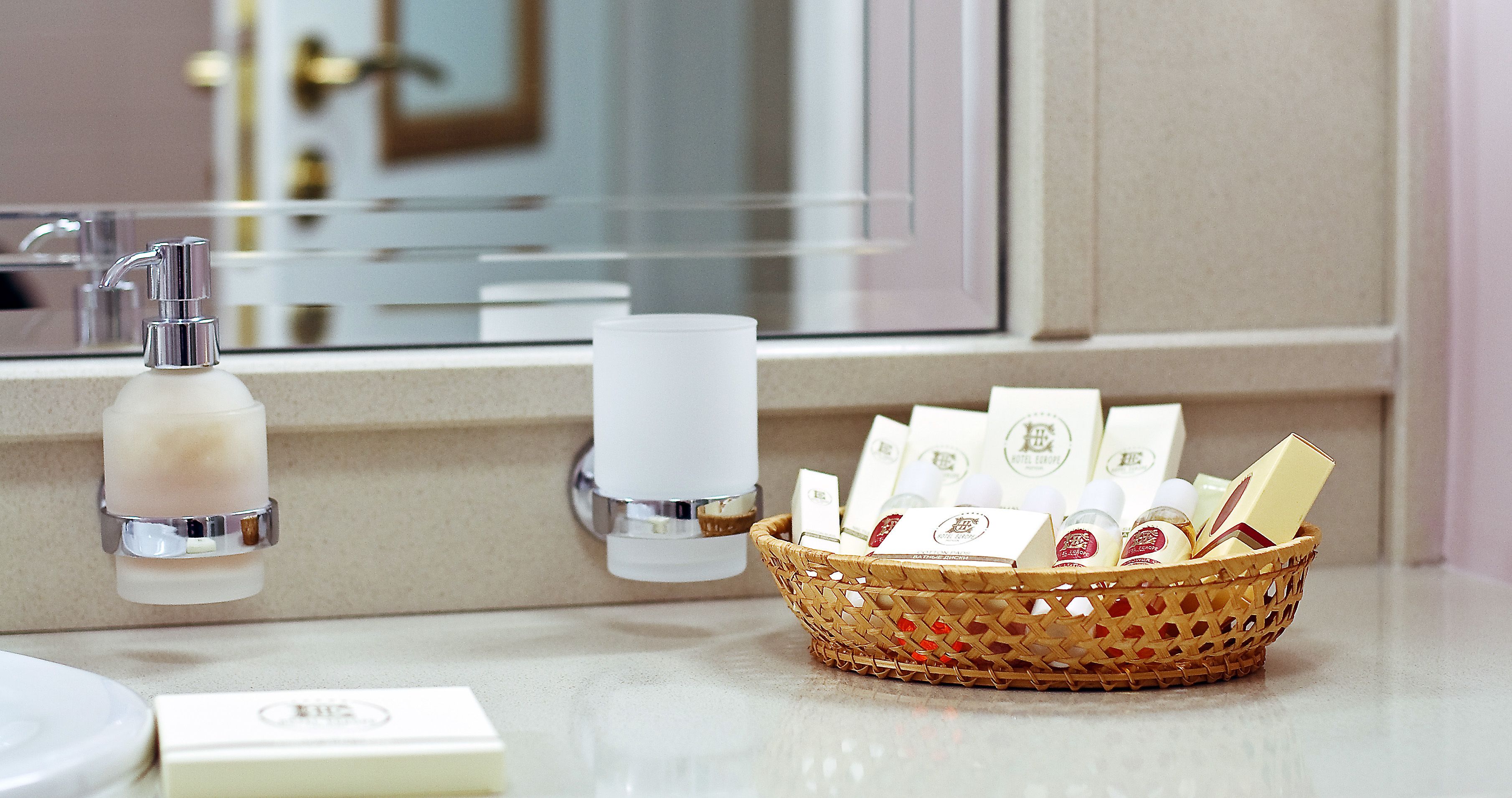 combined shower/bathtub, deep-soaking bathtub, free toiletries