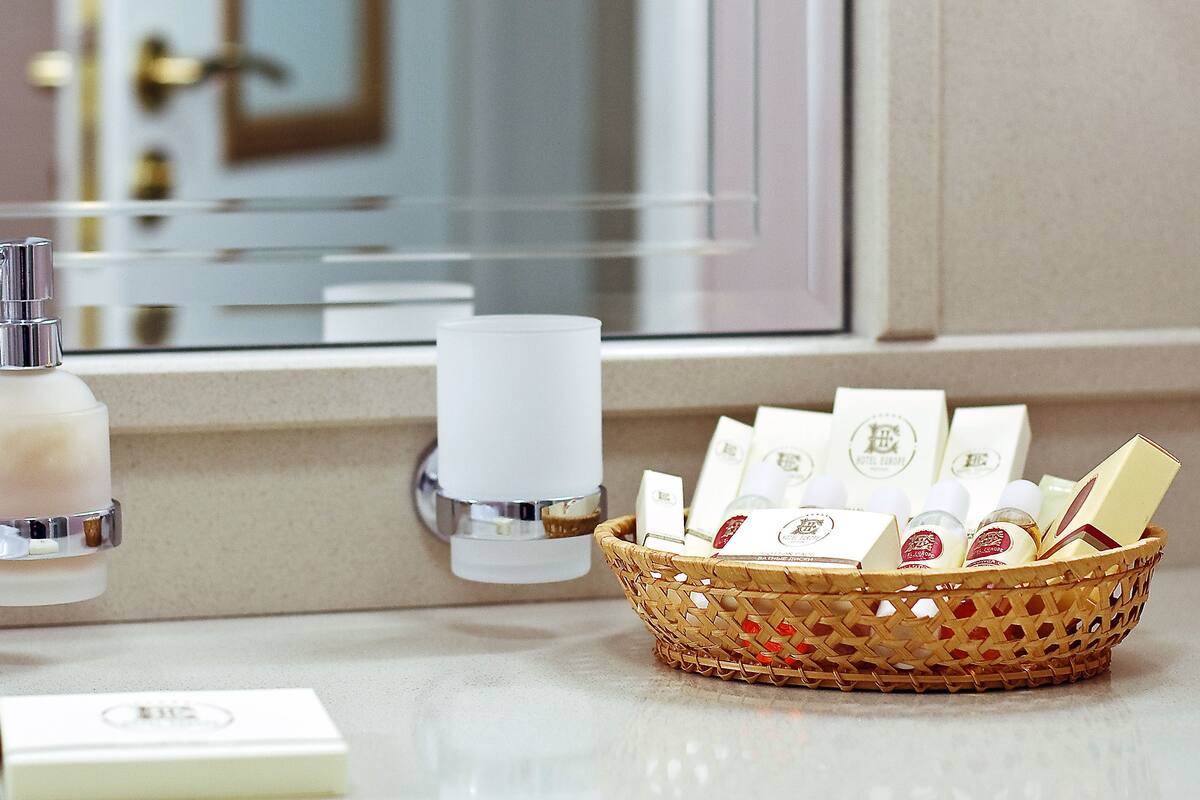 combined shower/bathtub, deep-soaking bathtub, free toiletries