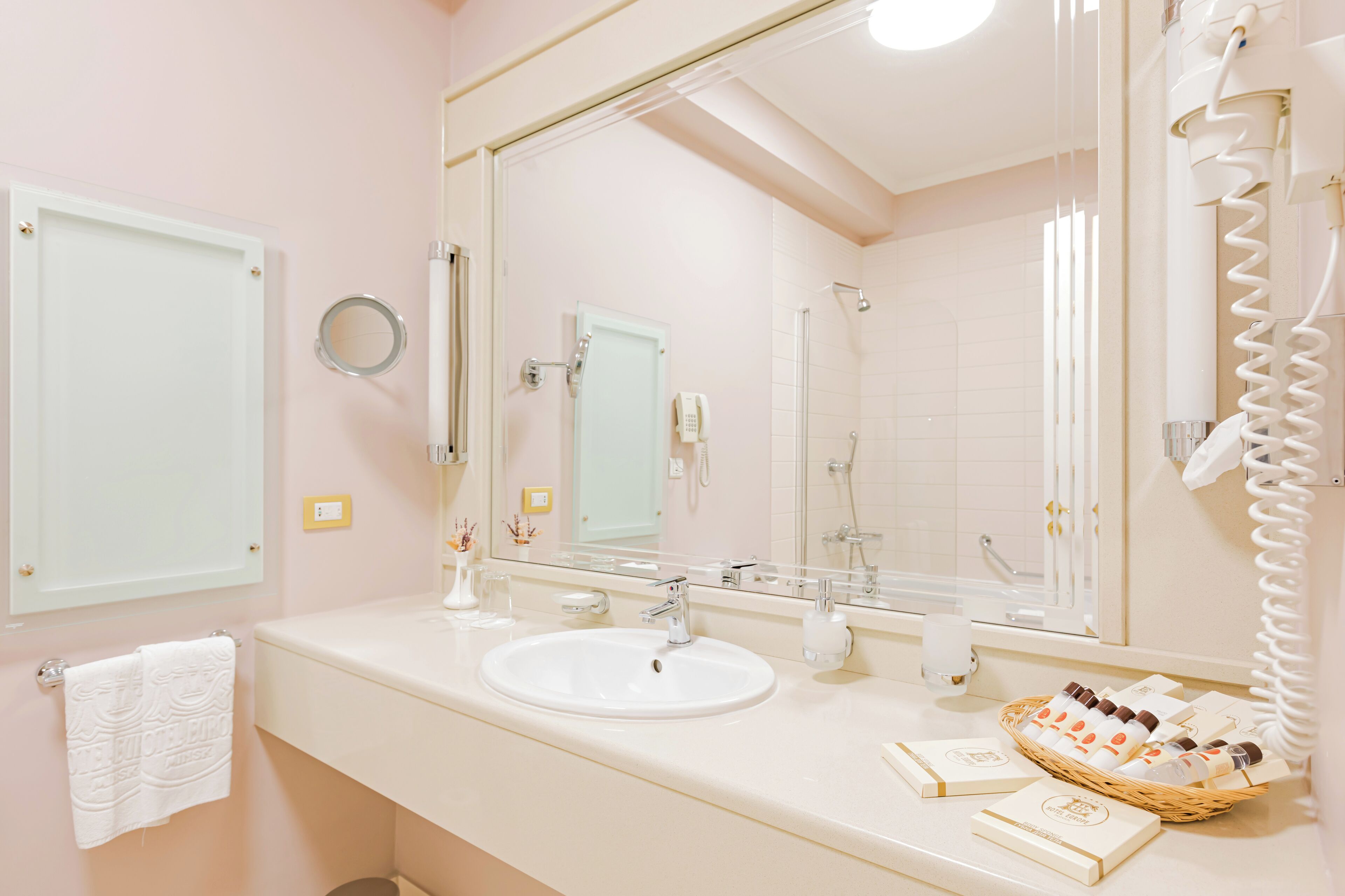 junior suite | bathroom | combined shower/bathtub, deep-soaking bathtub, free toiletries