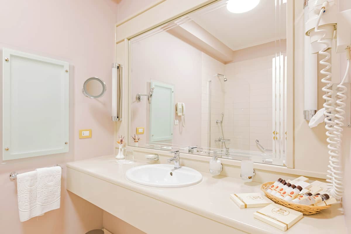 junior suite | bathroom | combined shower/bathtub, deep-soaking bathtub, free toiletries