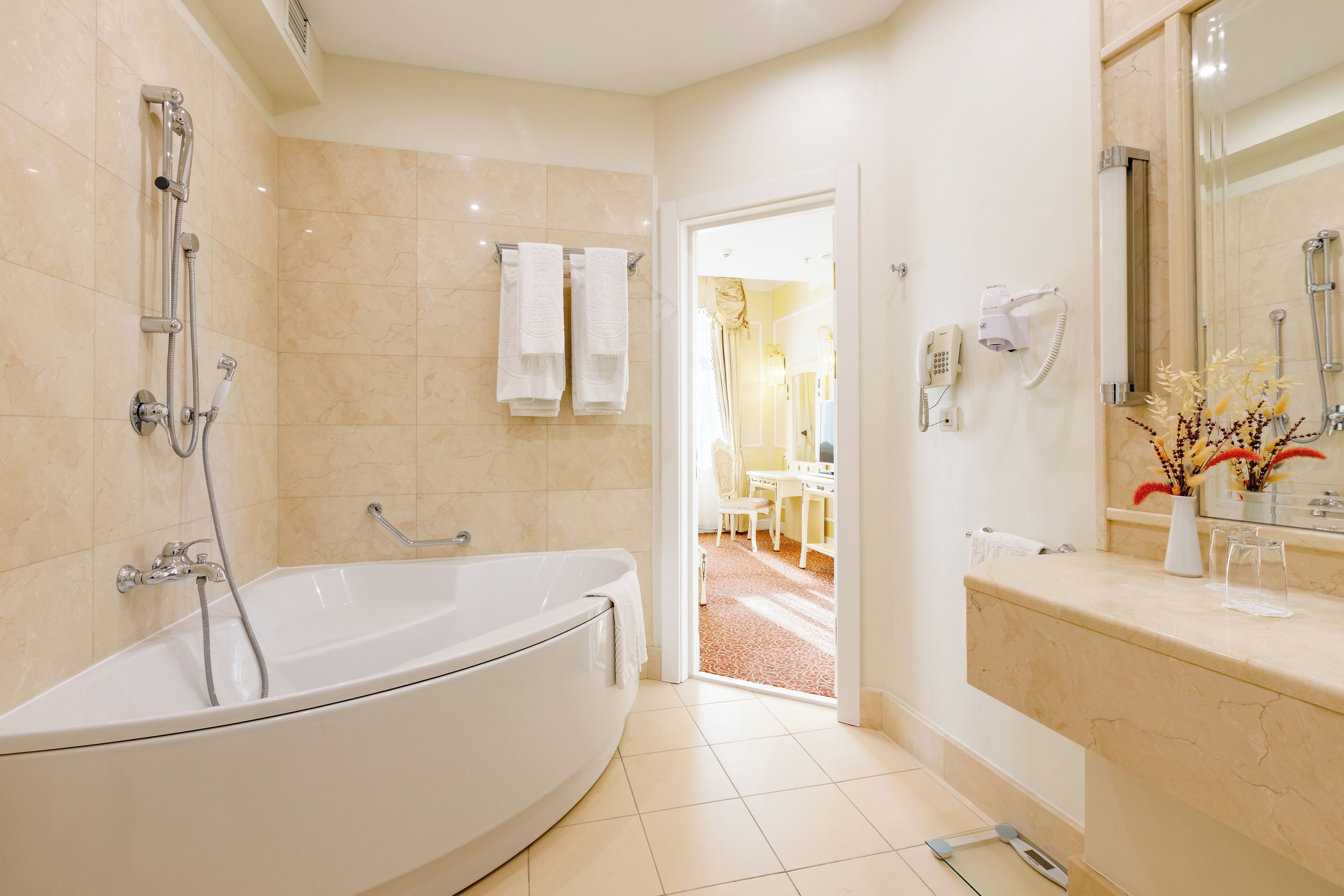 presidential suite | bathroom | combined shower/bathtub, deep-soaking bathtub, free toiletries