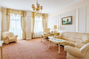 Suite Presidensial | Seprai premium, minibar, brankas, dan meja kerja