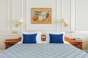 Kamar Double Standar | Seprai premium, minibar, brankas, dan meja kerja