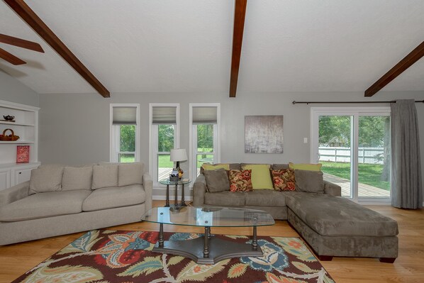 Smart TV, books, stereo