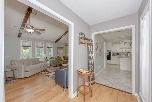 3rd NIGHT FREE! Sleeps 9 !  HUGE living area & deck.