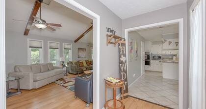 3rd NIGHT FREE! Sleeps 9 ! HUGE living area & deck.