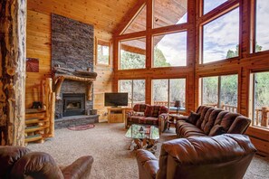 Fernseher, Kamin, Tischfußball, Tischtennisplatte