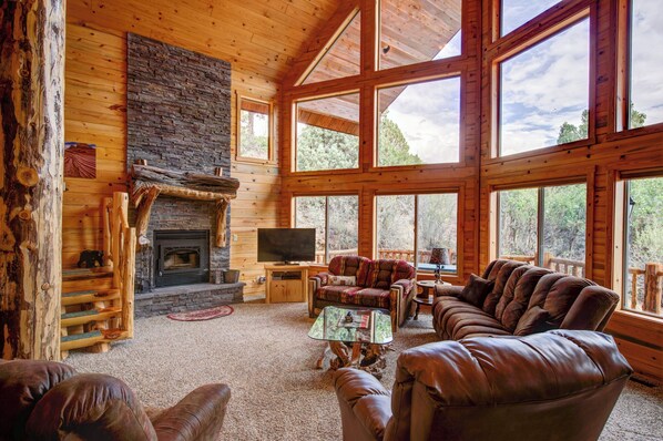 Fernseher, Kamin, Tischfußball, Tischtennisplatte