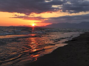 Rannalla, aurinkotuoleja
