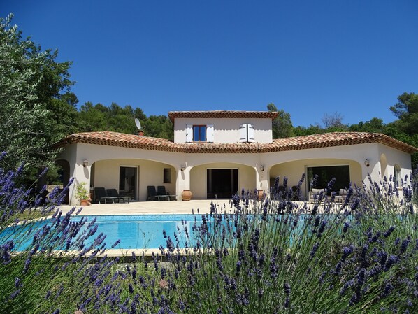 Outdoor pool, a heated pool - Villa au Petit Bonheur, 30 minutes from the sea (Méounes-Lès-Montrieux)