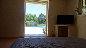 4 bedrooms, iron/ironing board, travel crib, free WiFi