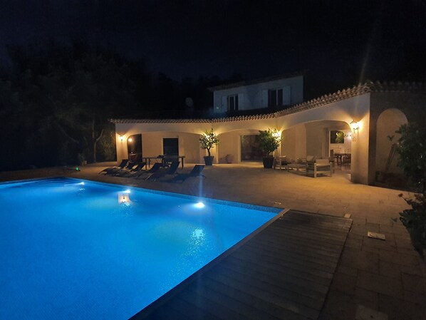 Una piscina al aire libre, una piscina climatizada