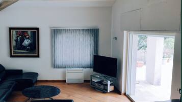 Télévision, lecteur de DVD, table de tennis de table, vidéothÚque