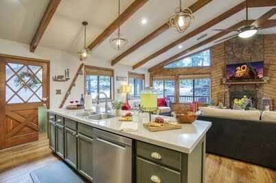 Paradise in the Pines - Pet friendly, summer getaway! Rental car available 