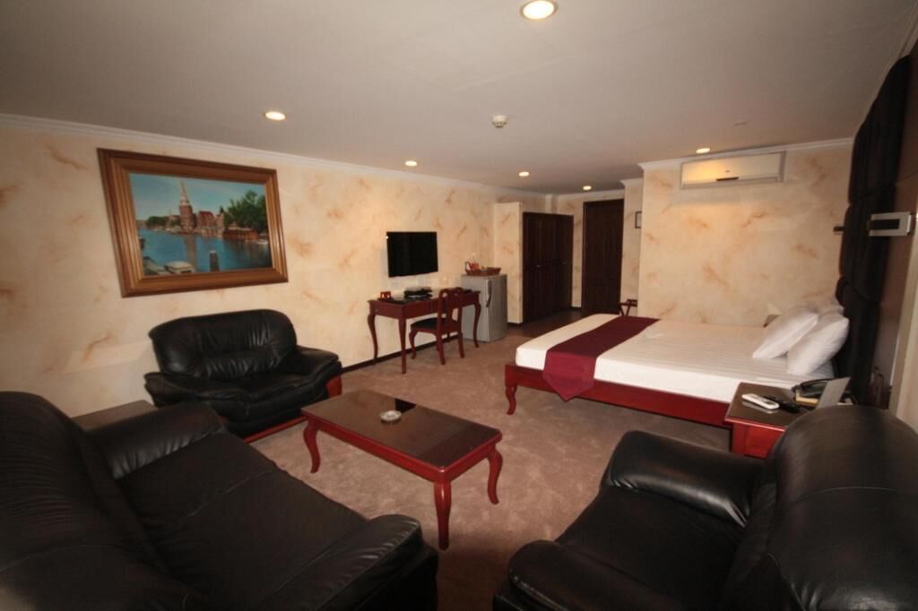 Minibar, in-room safe, desk, laptop workspace