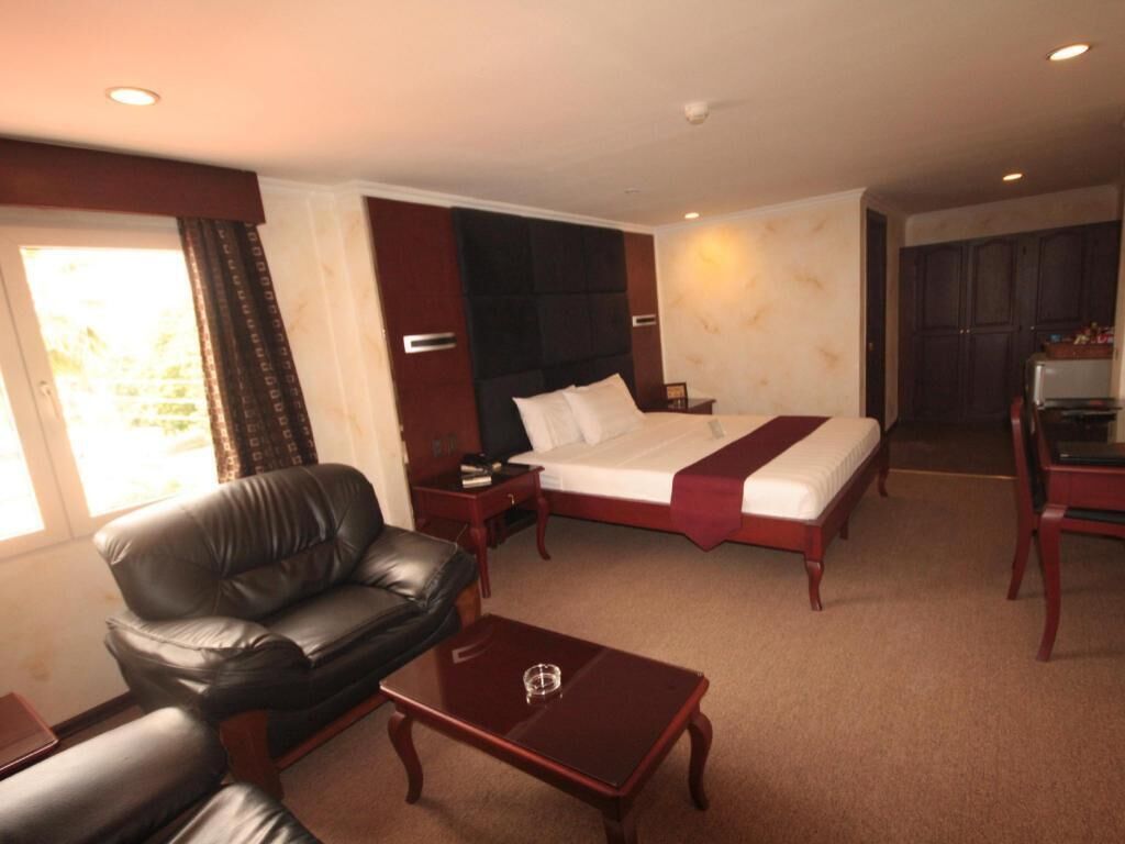 Minibar, in-room safe, desk, laptop workspace