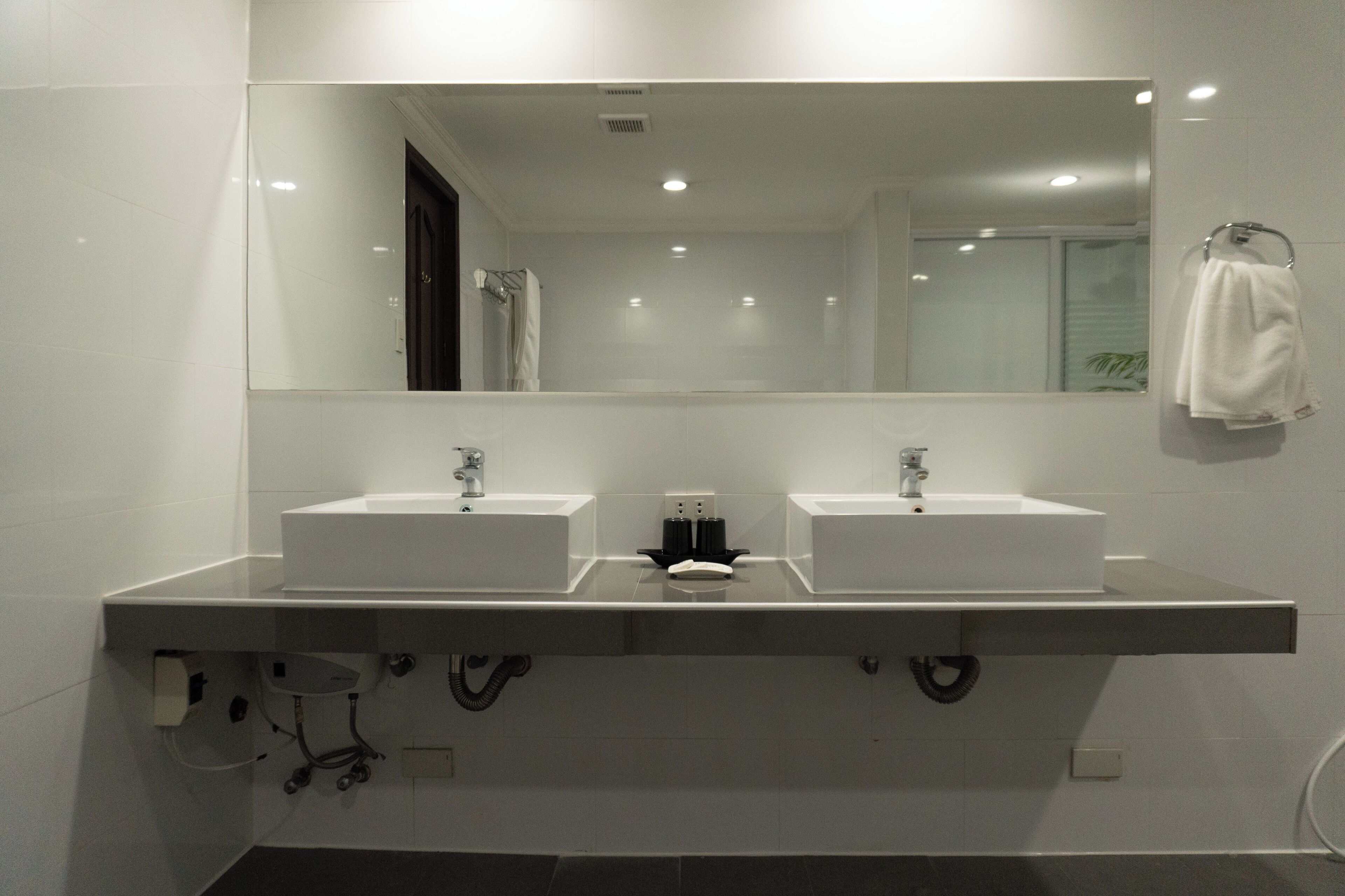 superior deluxe plus | bathroom | hair dryer, bidet, towels