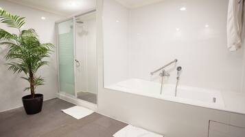 Habitación superior (Deluxe Plus) | Baño | Secador de pelo, bidé y toallas