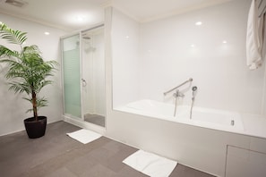 Quarto superior (Deluxe Plus) | Banheiro | Secador de cabelo (mediante solicitação), bidê, toalhas de banho