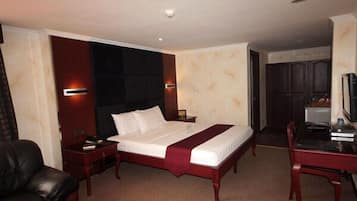 Superior Room | Minibar, in-room safe, desk, laptop workspace