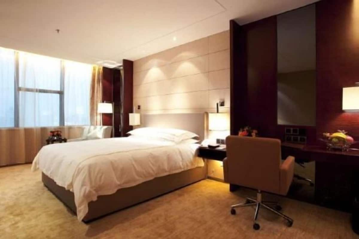 Minibar, coffres-forts dans les chambres, bureau, rideaux occultants