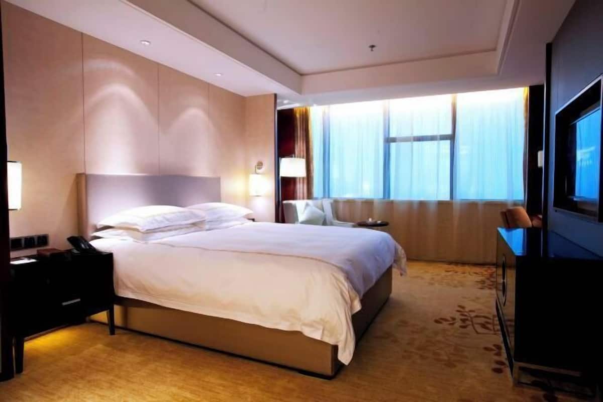 Minibar, coffres-forts dans les chambres, bureau, rideaux occultants
