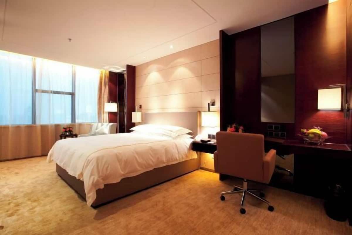 Minibar, coffres-forts dans les chambres, bureau, rideaux occultants