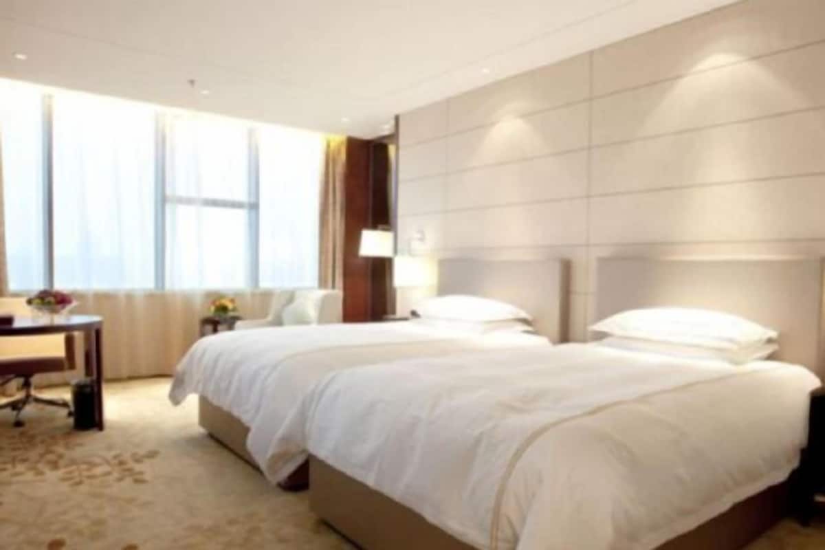 Minibar, coffres-forts dans les chambres, bureau, rideaux occultants