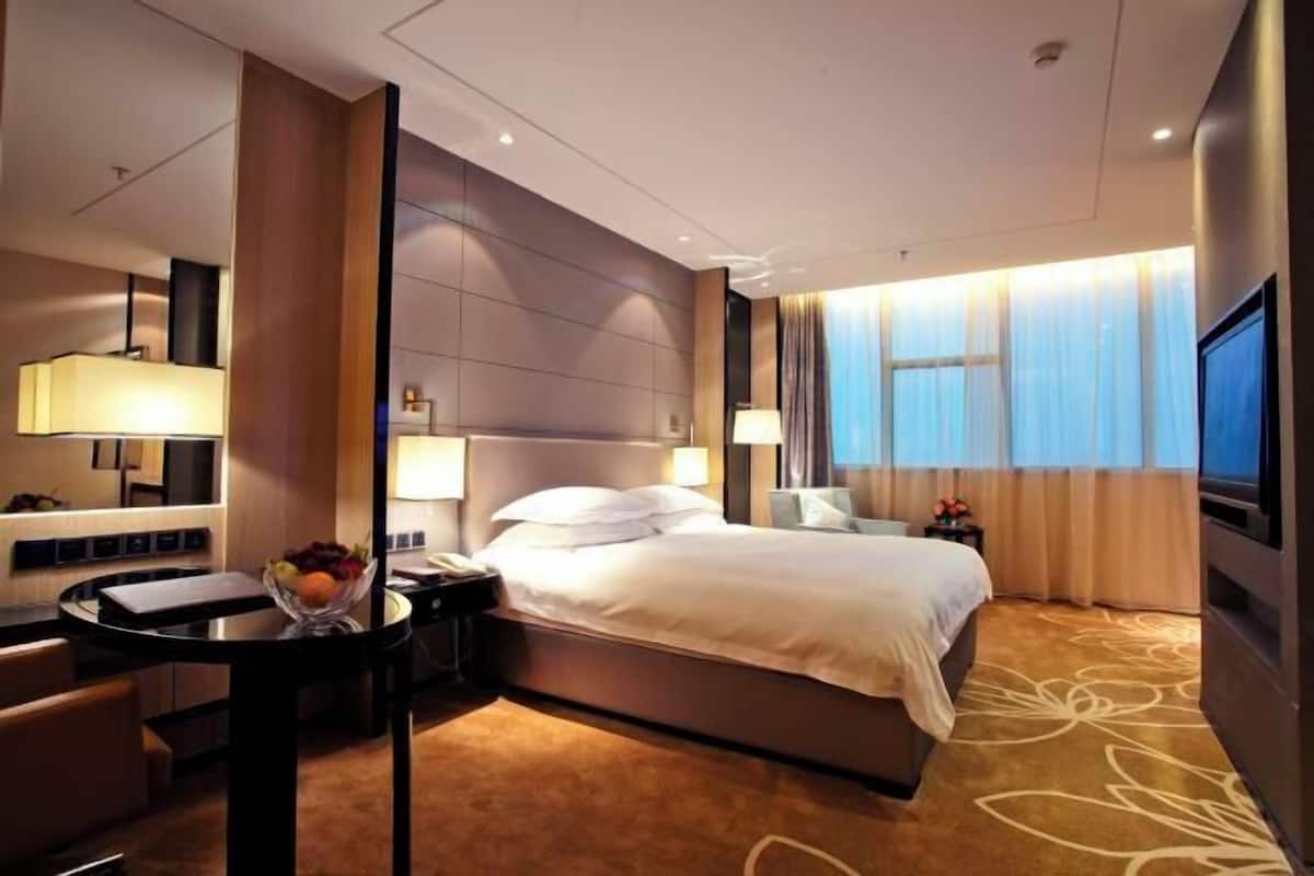 Minibar, coffres-forts dans les chambres, bureau, rideaux occultants