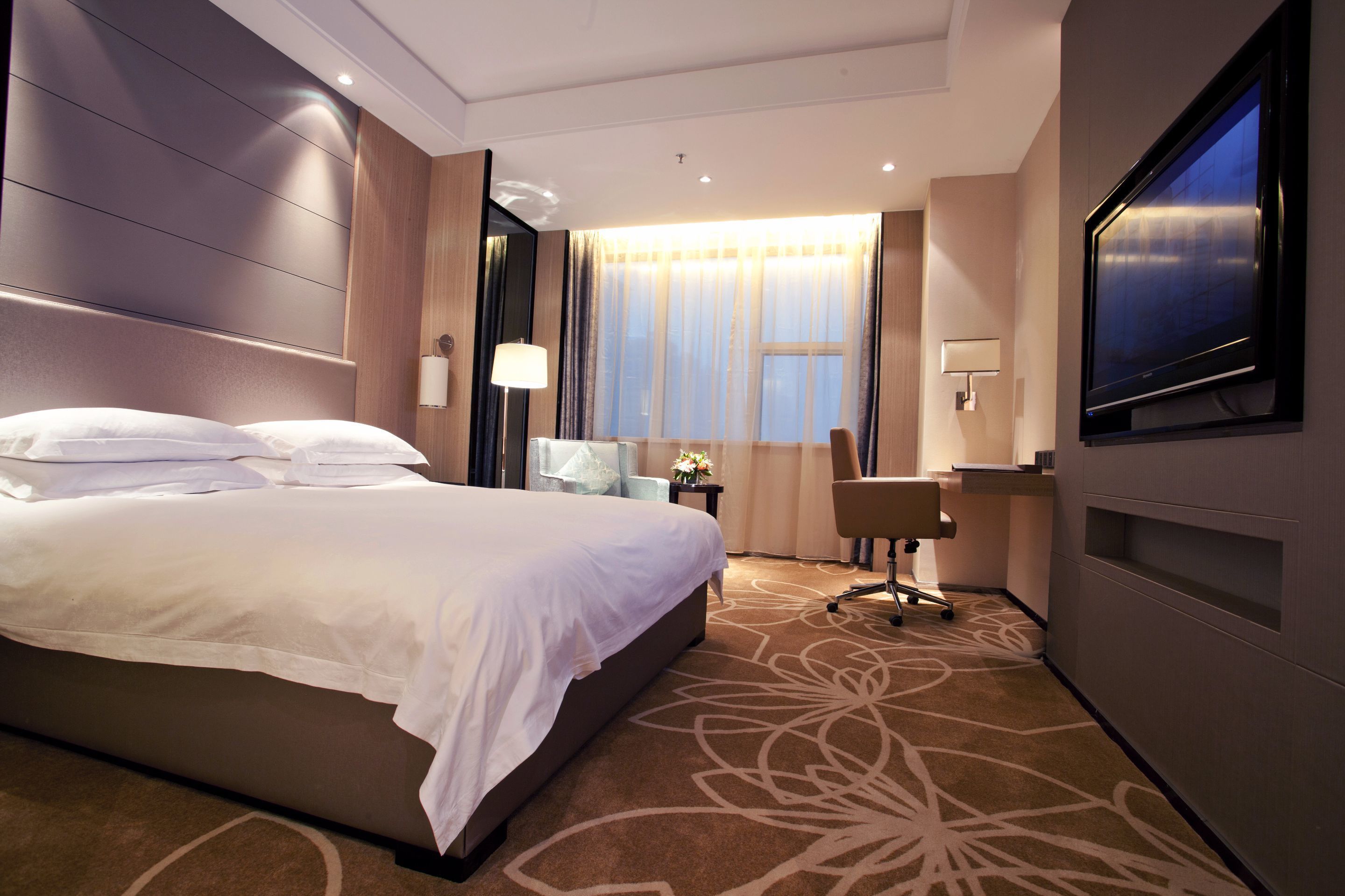 Minibar, caja de seguridad en la habitación y escritorio 