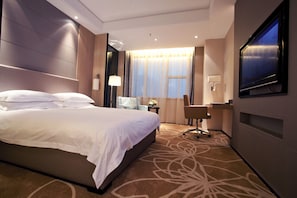 豪华大床或双床房 | 迷你吧、客房内保险箱、办公桌、遮光窗帘