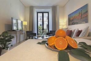 Smart TV, books - NEW Luxurious Epicenter II Apartment:Free parking, Top location,Free A/C & Wi-Fi (Sevilla)