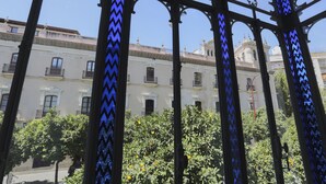 A building with a classical architectural style, featuring arched windows and balconies. - NEW Luxurious Epicenter II Apartment:Free parking, Top location,Free A/C & Wi-Fi (Sevilla)
