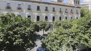 A multi-story building with balconies and a street in front. - NEW Luxurious Epicenter II Apartment:Free parking, Top location,Free A/C & Wi-Fi (Sevilla)